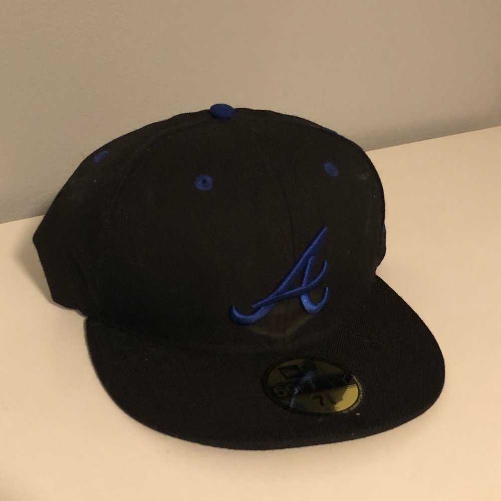 Black hat blue A size 7 3/8